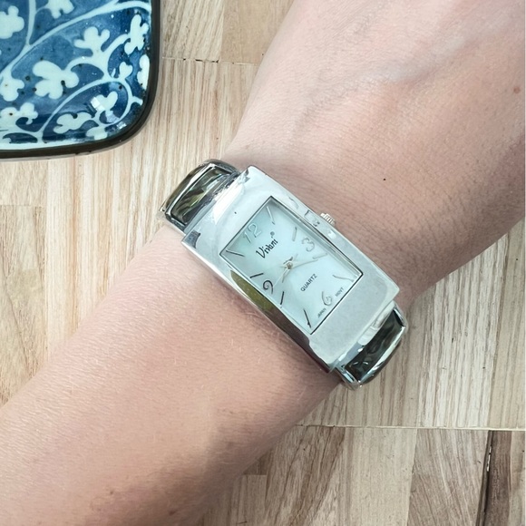 Vivani ladies silver tone and abalone cuff bracelet watch NEW BATTERY - Picture 1 of 8